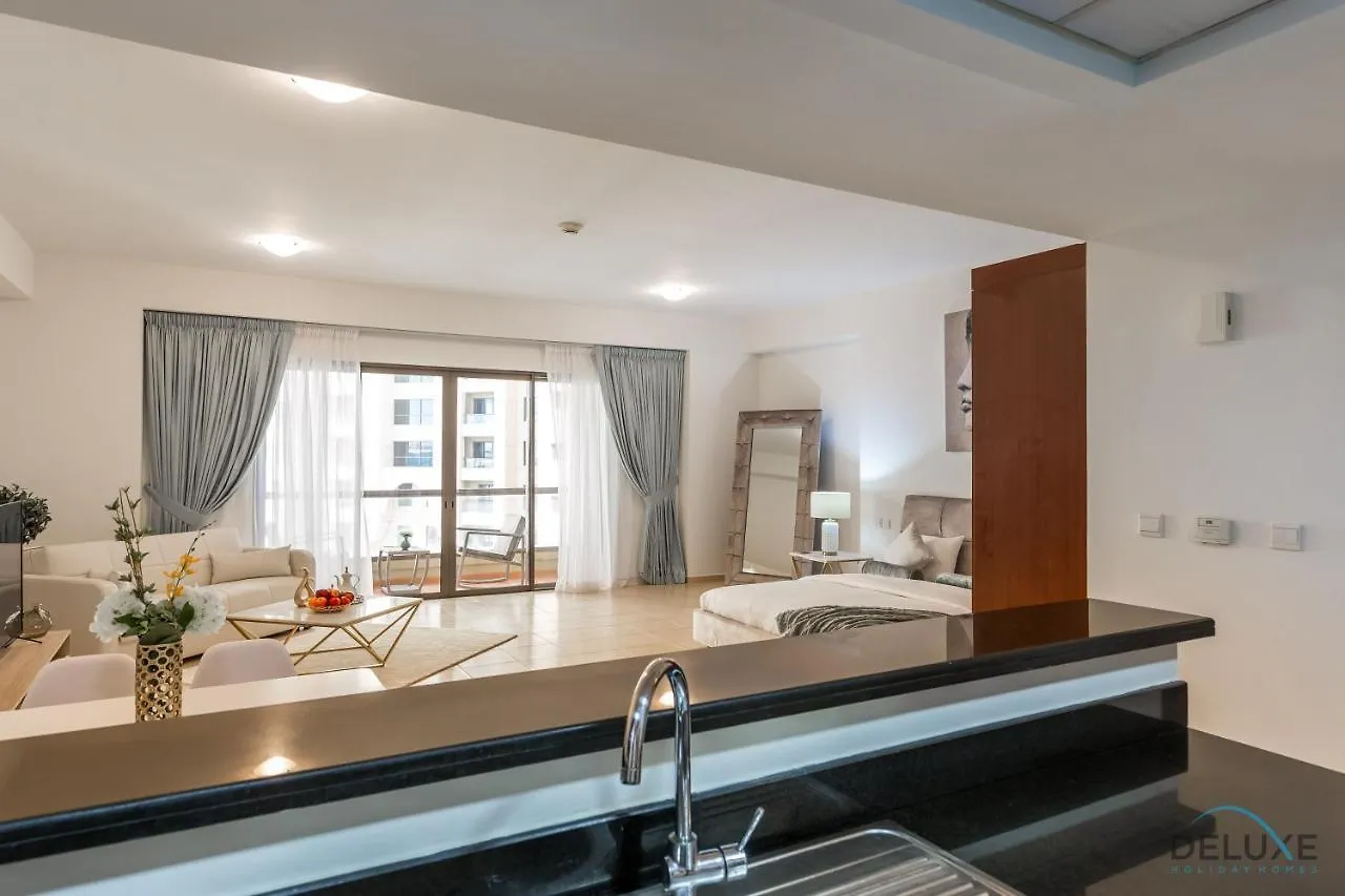 Apartment Pool Views Studio Minutes Away To Jbr Beach, Rimal 3 By Deluxe Holiday Homes Dubai